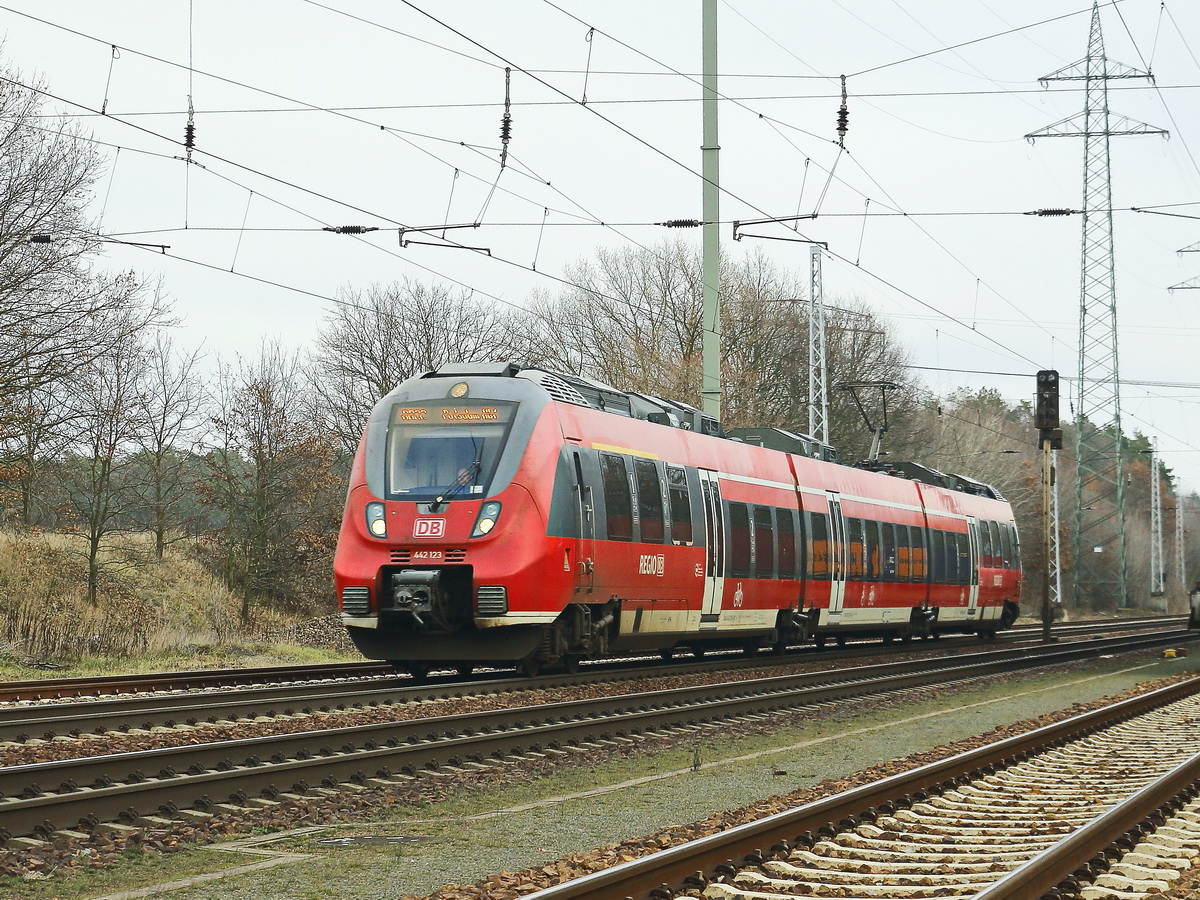 442 123 als RB 22 nach Potsdam Hauptbahnhof auf den südlichen Berliner Außenring am 19. 01. 2020. Zum Fotoort, es handelt sich hier um den unter KBS 203 - Ortsteil Diedersdorf in 2013 beschriebenen Fotopunkt.