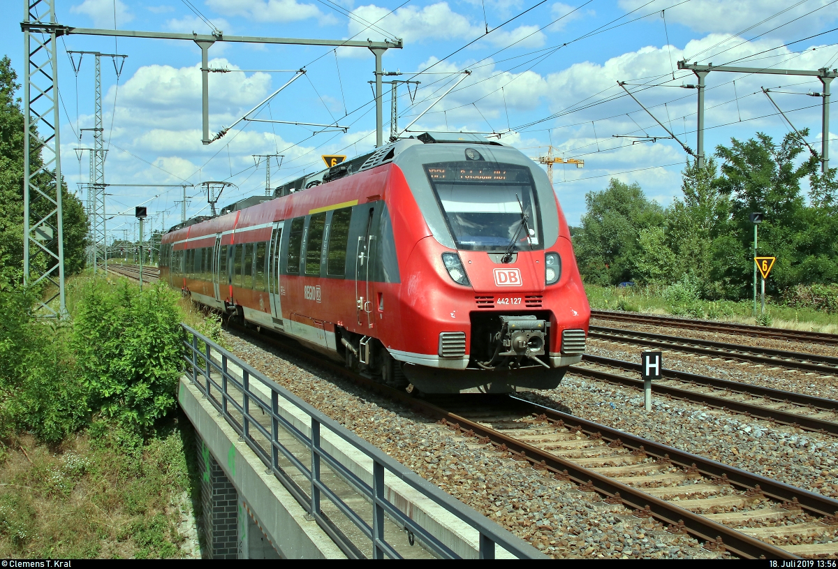 442 127 (Bombardier Talent 2) von DB Regio Nordost als RB 18669 (RB21) von Wustermark nach Potsdam Griebnitzsee, außerplanmäßig jedoch nur bis Potsdam Hbf, erreicht den Bahnhof Golm auf dem Berliner Außenring (BAR | 6068).
Aufgenommen am Ende des Bahnsteigs 2.
[18.7.2019 | 13:56 Uhr]
