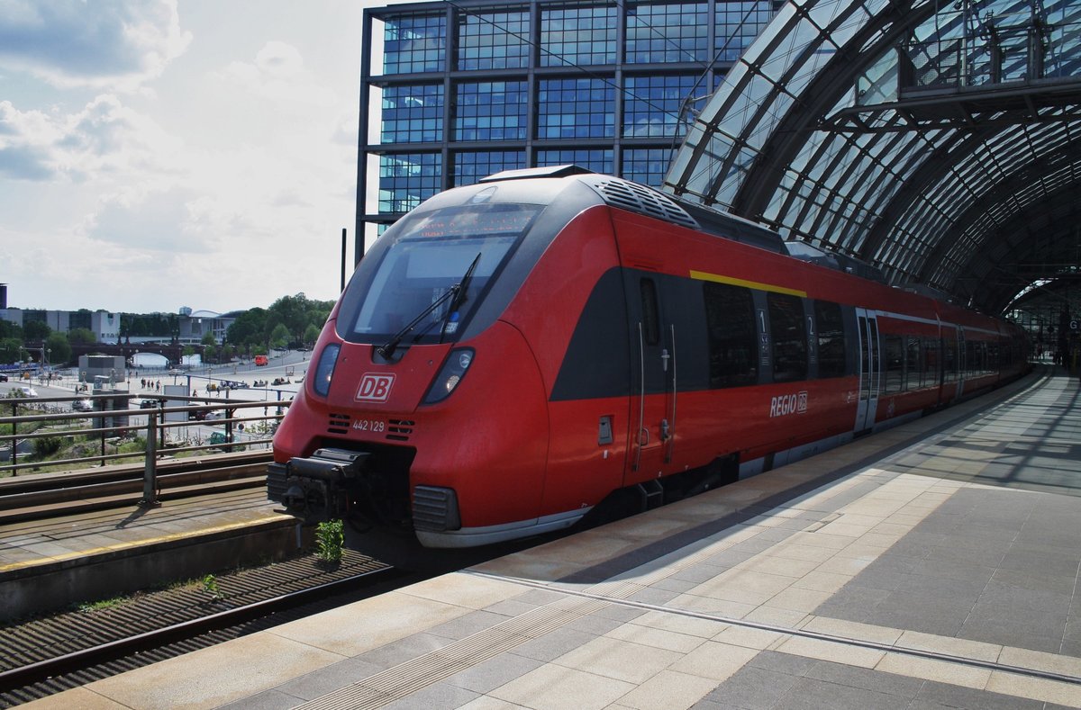 442 129-3 und 442 632-6 sind als RB21 (RB18259) von Golm nach Berlin Friedrichstraße unterwegs. Am 13.5.2016 verlässt das Gespann hier den Berliner Hauptbahnhof.