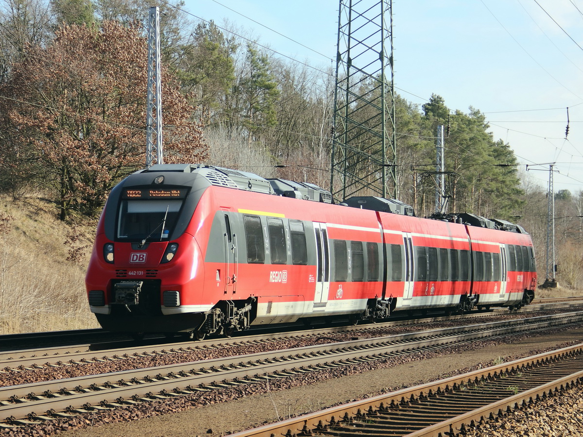 442 131 / 442 631 als RB 22 aus Richtung Flughafen Berlin Schönefeld kommend auf der  Fahrt nach Potsdam am 08. März 2015 auf dem südlichen Berliner Außenring.  