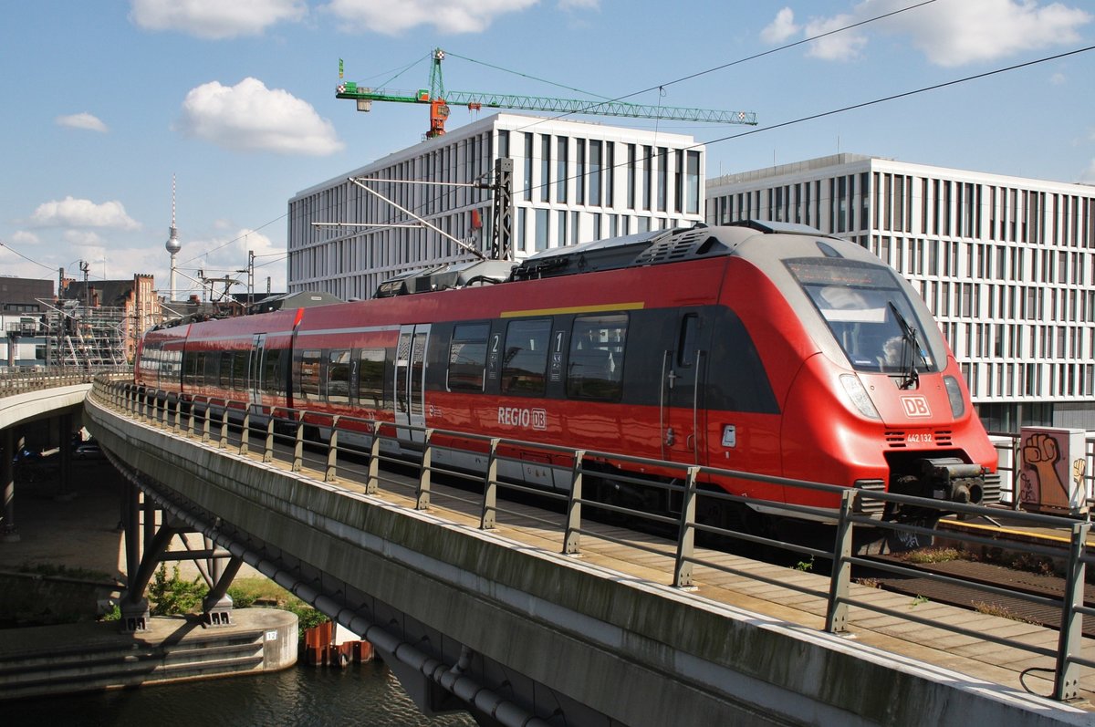 442 132-7 und 442 629-2 sind als RB21 (RB18259) von Golm nach Berlin Friedrichstraße unterwegs. Am 13.5.2016 verlässt das Gespann hier den Berliner Hauptbahnhof.