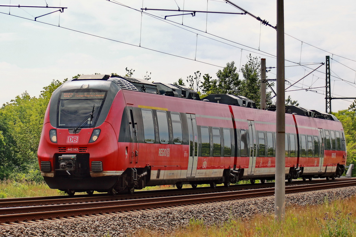 442 143 als RB 22 in Richtung Königs Wusterhausen am 01. Juni 2022 auf der Strecke vom BER bei Schönefeld.