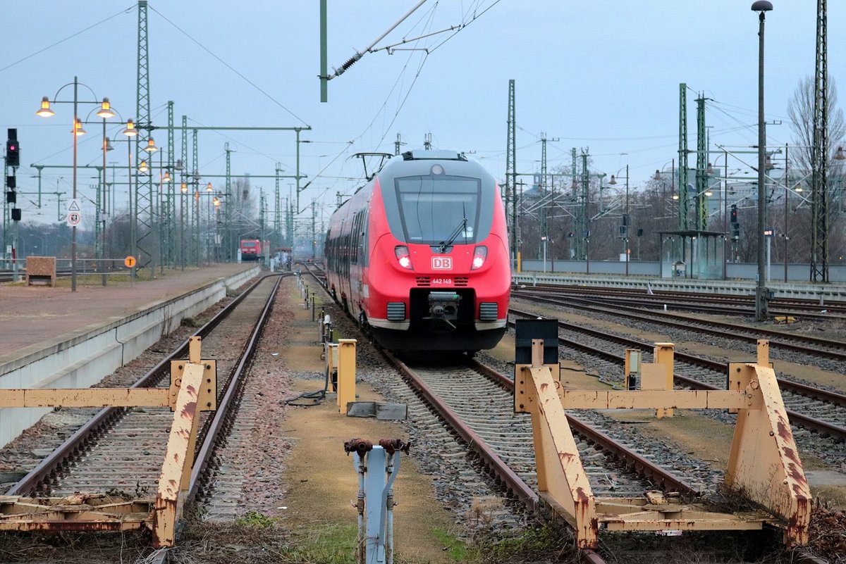 442 149 (Bombardier Talent 2) von DB Regio Südost steht auf einem Abstellgleis in Dresden Hbf. [16.12.2017 | 15:17 Uhr]