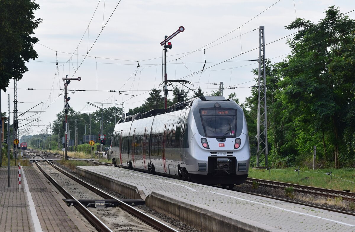 442 160 fährt soeben in Königsborn aus. Während des Ein und Aussteigens ist das Gleis 1 für Zugfahrten gesperrt und so musste 185 244 am Einfahrsignal warten.

Königsborn 19.07.2023