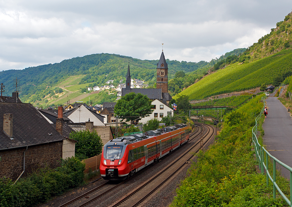 
442 200 / 442 700  (94 80 0442 200-2 D-DB usw.) ein vierteiliger Bombardier Talent 2 der DB Regio mit dem Taufnamen  Hatzenport  fährt am 21.06.2014, als RB 81  Moseltal-Bahn  (Trier - Cochem - Koblenz), von Hatzenport weiter in Richtung Koblenz. 

Der  Hamster  wurde 2009 bei Bombardier Transportation GmbH in Hennigsdorf unter der Fabriknummer HEN 25565 gebaut. 