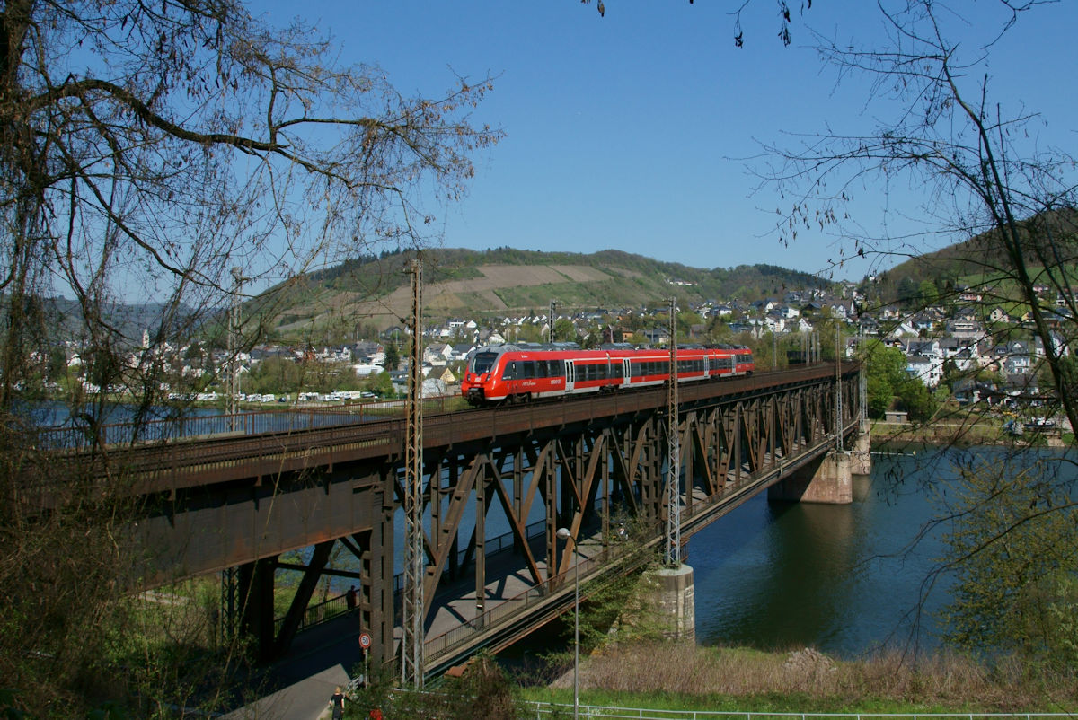 442 204 war am 20.4.2019 als RB auf dem Weg von Koblenz Hbf nach Trier Hbf. Hier überquerte der Zug gerade die Doppelstockbrücke über die Mosel in Bullay.