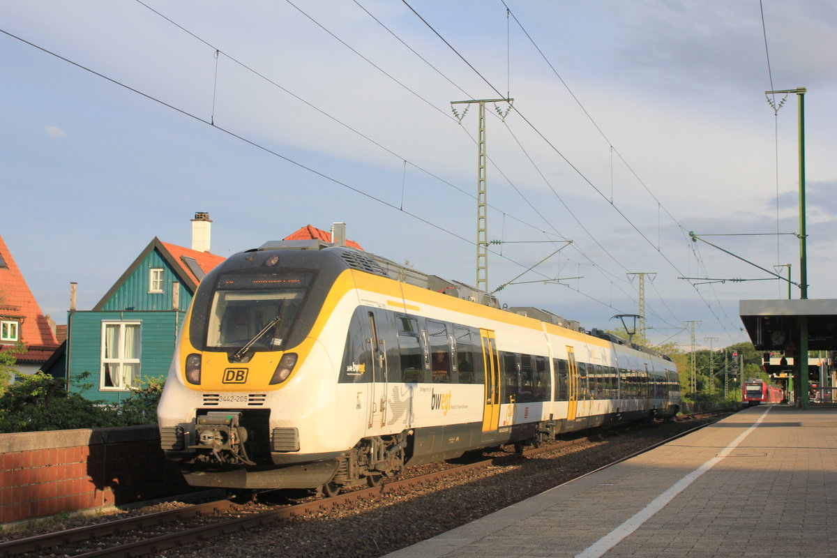 442 205 als RE Rottweil-Stuttgart am 01.05.2018 in Stuttgart-Rohr. Der hintere Zugteil aus Freudenstadt fiel an diesem Tag aus. 