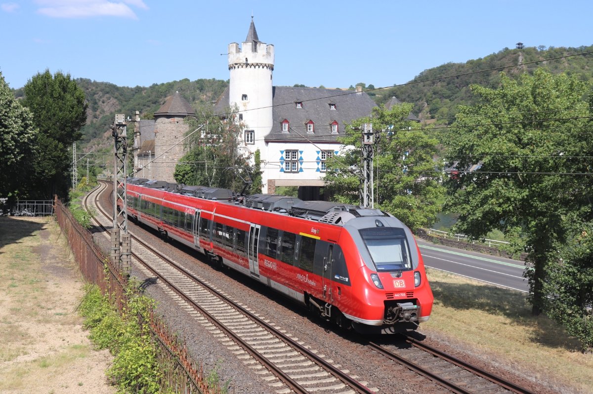 442 205/705  Ürzig  durchfährt am 29.07.19 eine der wohl schönsten Kulissen an der Mosel; das Schloss von der Leyen bei Kobern-Gondorf.