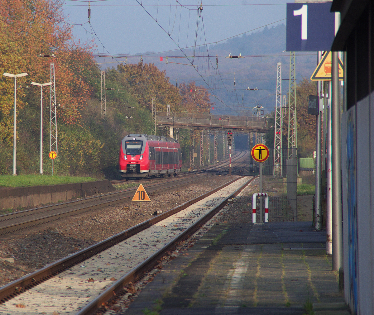 442 208 ist als RB Koblenz - Trier unterwegs und fährt in den Bahnhof Schweich (DB) ein. Bahnstrecke 3010 Koblenz - Perl Grenze am 02.11.2014