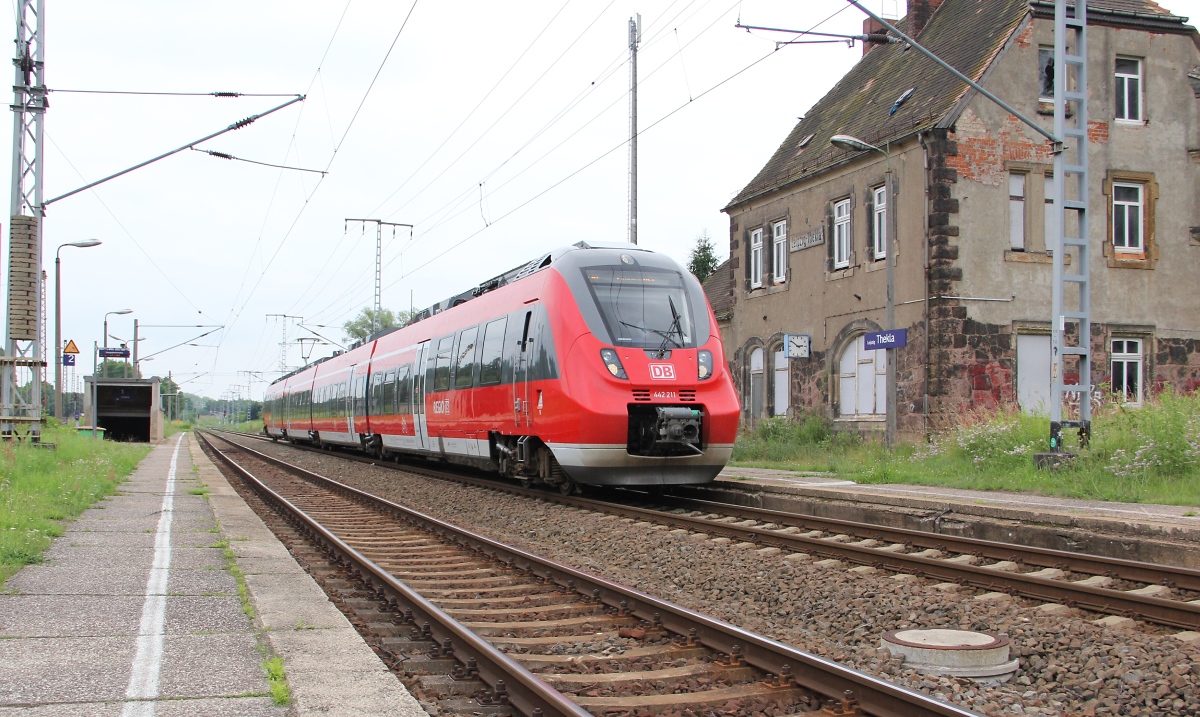 442 211 beim Halt in Leipzig-Thekla. Aufgenommen am 04.07.2013.