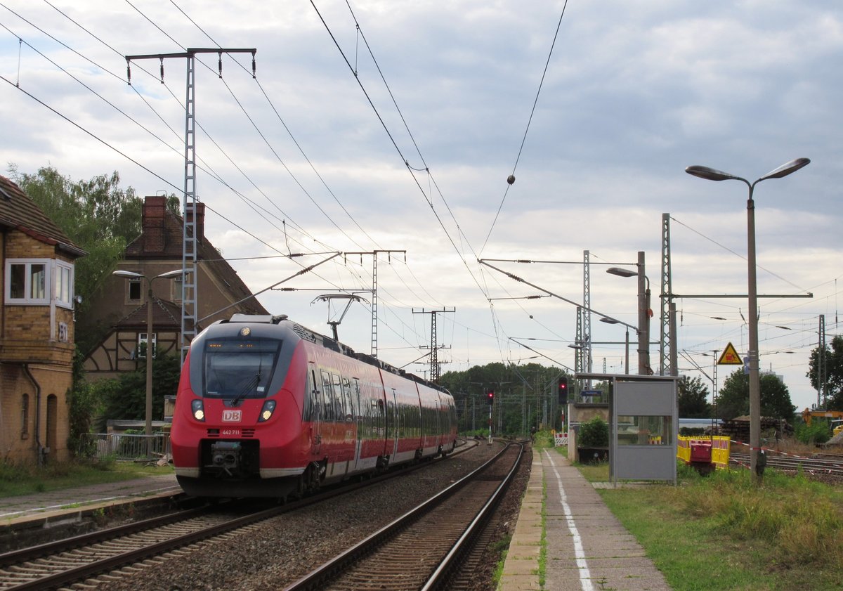 442 211 steht am 01.August 2016 als RE 18393 nach Cottbus in Leipzig-Thekla.
