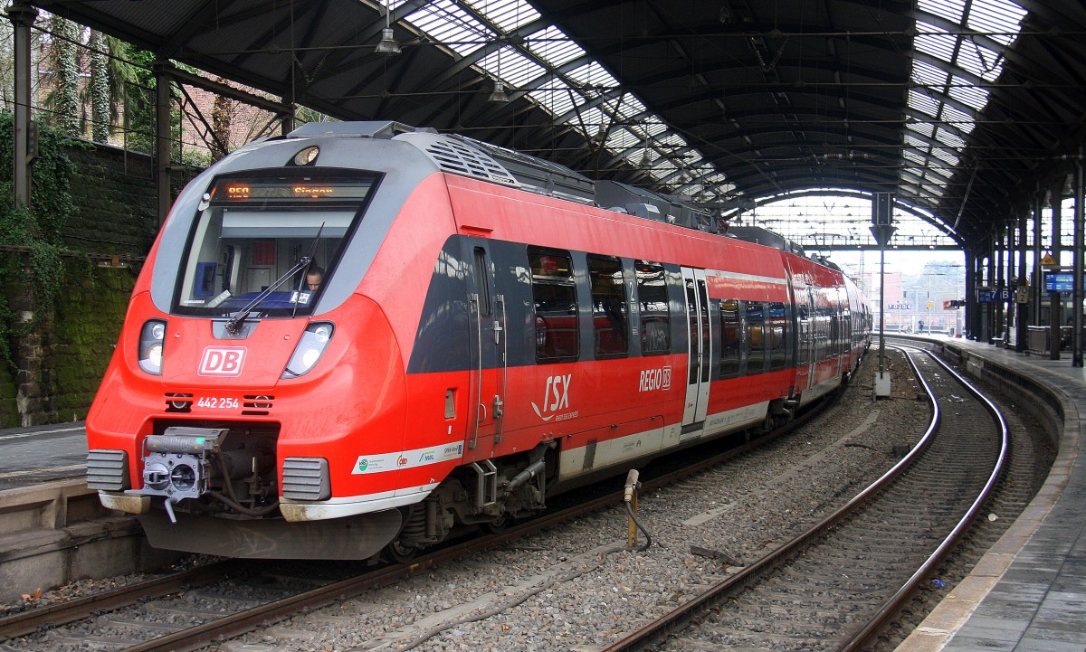 442 254 DB fährt als RE9 steht  im Bahnhof Aachen bereit zur Abfahrt nach Siegen-Hbf.
Aufgenommen vom Bahnsteig 6 vom Aachen-Hbf. 
Am  Kalten Nachmittag vom 6.3.2016. 