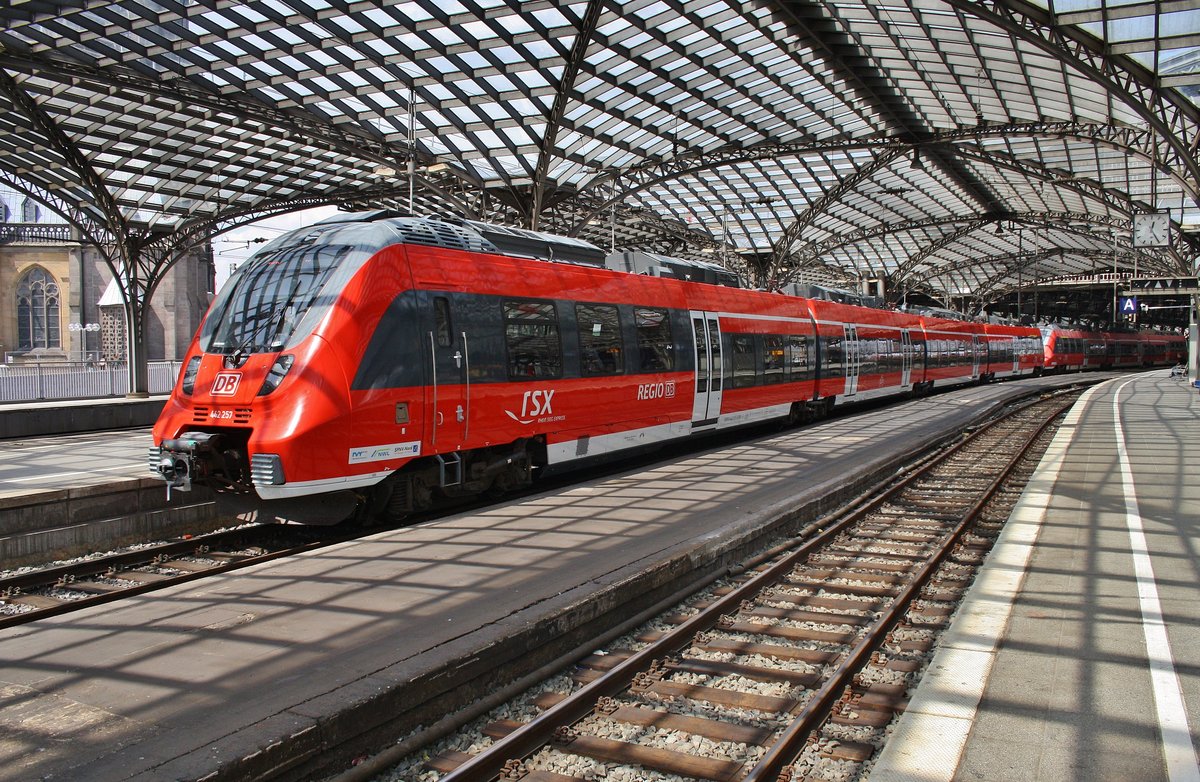 442 257-2 und 442 603-7 fahren am 5.7.2017 als RE9 (RE10913)  Rhein-Sieg-Express  von Aachen Hauptbahnhof nach Siegen aus dem Kölner Hauptbahnhof aus.