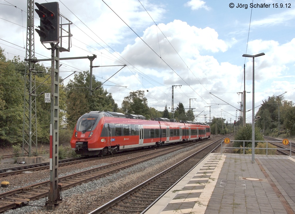 442 268 fuhr am 15.9.12 als S 3 von Neumarkt (Opf) nach Nürnberg in den Bahnhof Feucht ein.