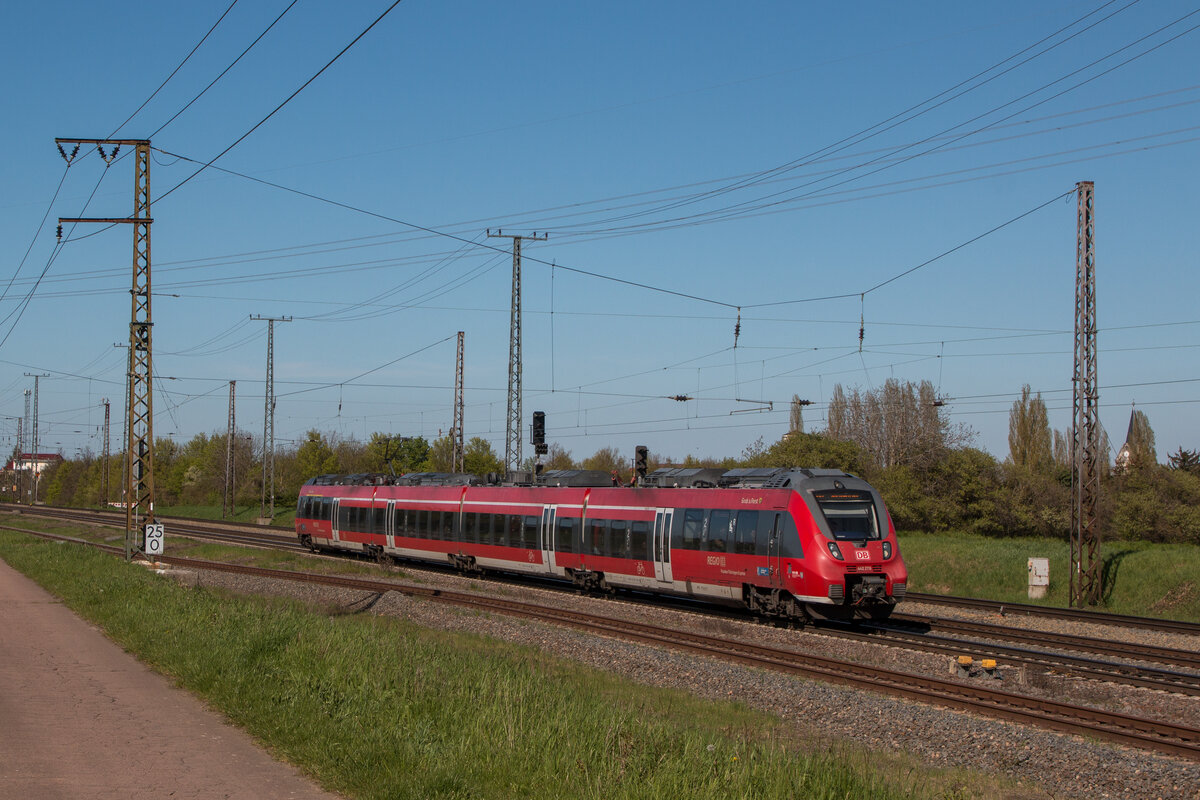 442 270 als RE 42 von Leipzig nach Nürnberg durchfährt den Bahnhof Großkorbetha. Fotografiert am 30.04.2023