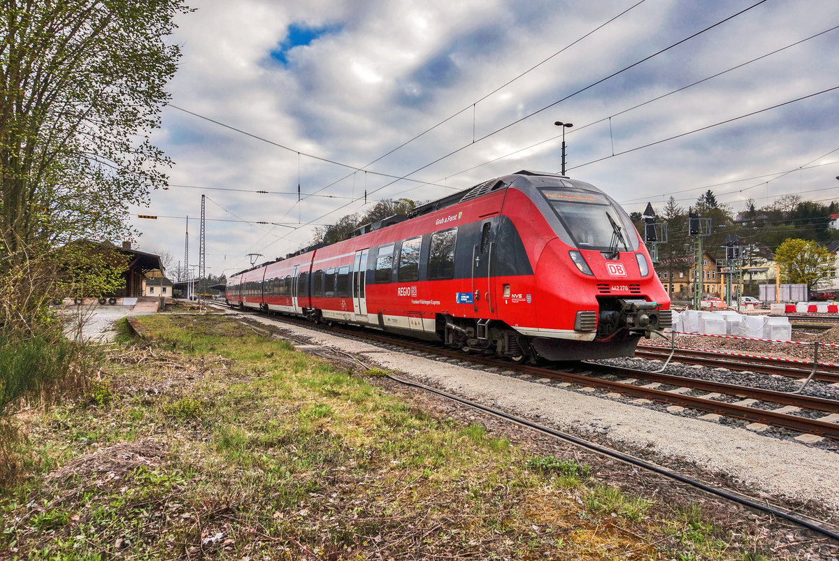 442 270 fährt als RE 4840, auf der Fahrt von Nürnberg Hbf nach Sonneberg (Thür) Hbf, aus dem Bahnhof Coburg aus.
Aufgenommen am 8.4.2017.