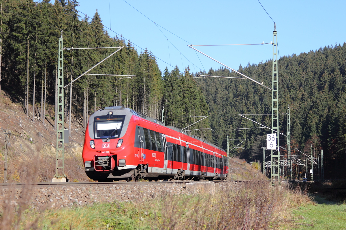 442 272 DB Regio im Frankenwald bei Steinbach am 03.11.2015.