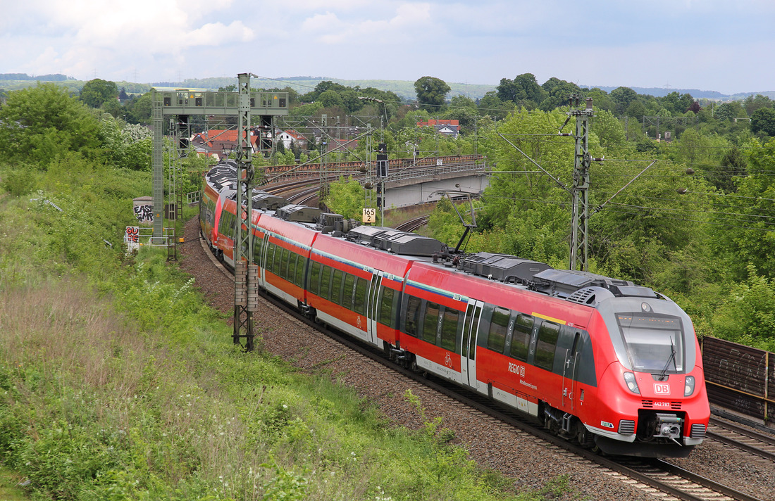 442 287 und 442 288 erreichen von Norden kommend den Bahnhof Friedberg (Hessen).
Aufnahmedatum: 20. Mai 2017