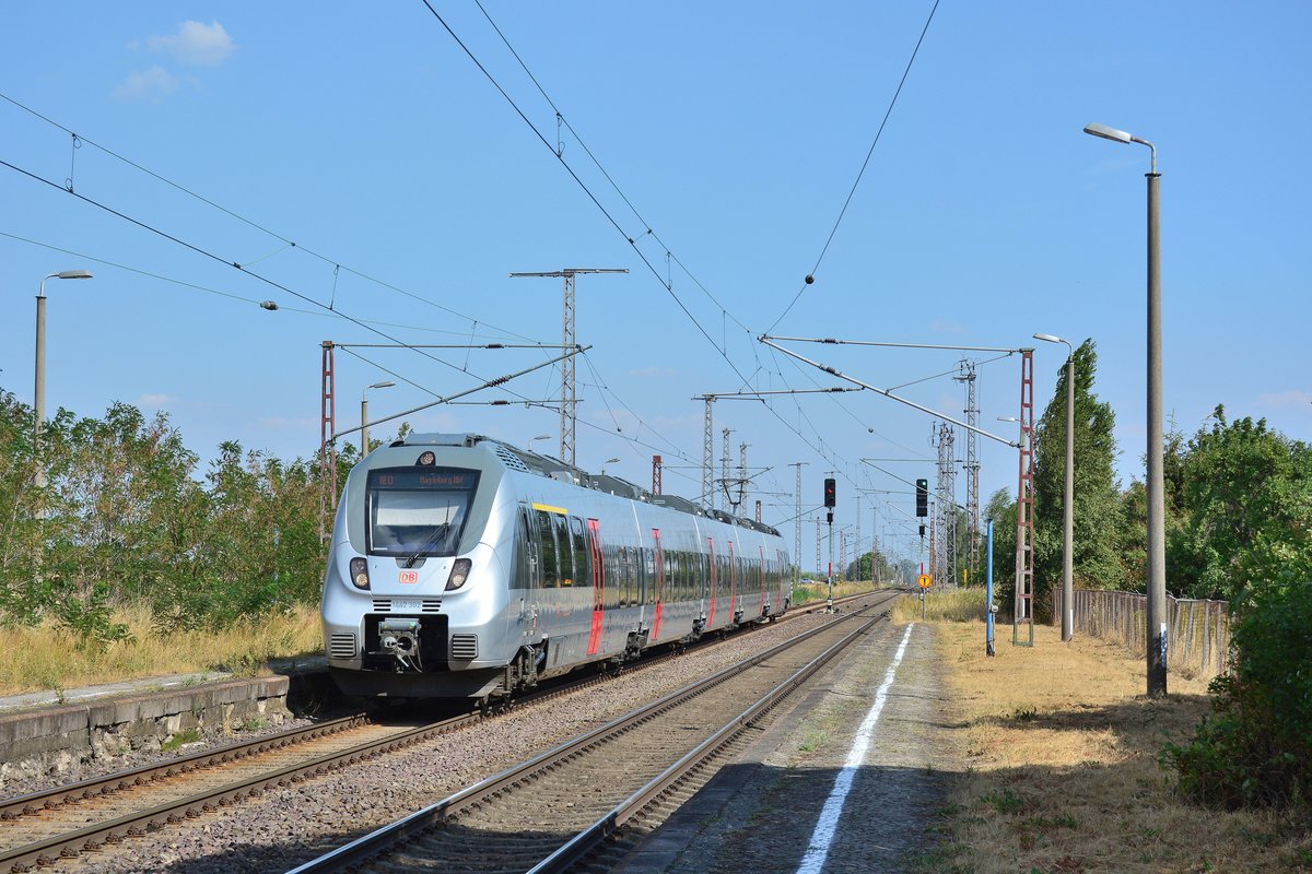 442 302 rauscht durch den Bahnhof Güterglück in Richtung Magdeburg.

Güterglück 26.07.2018
