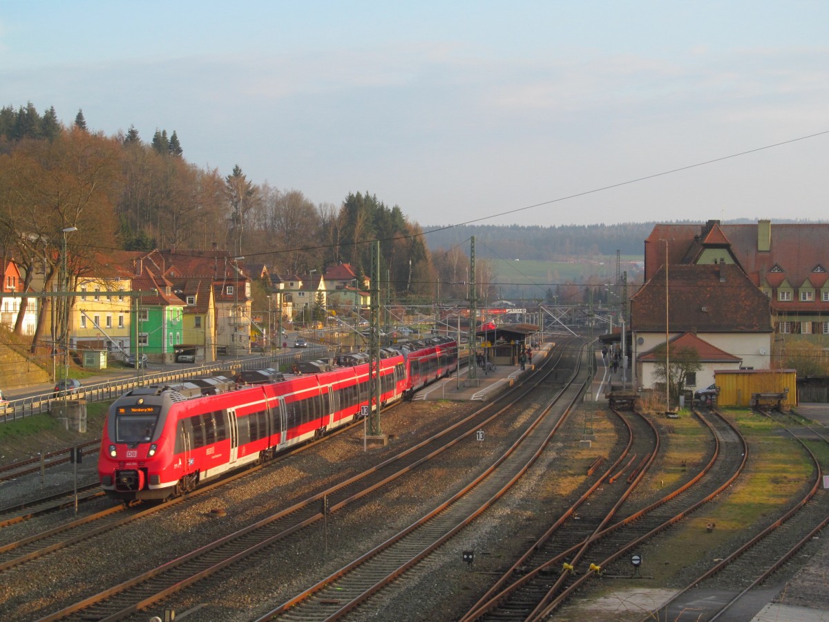 442 304-2 und ein weiterer 442er verlassen am 27. März 2014 als RB nach Nürnberg Hbf den Bahnhof Kronach.
