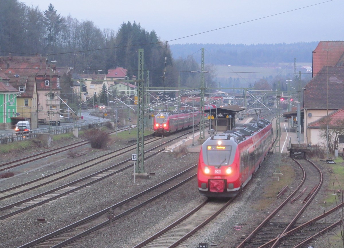 442 304-2 verlässt am 21. Dezember 2013 als Regionalbahn nach Bamberg den Bahnhof Kronach über Gleis 1.