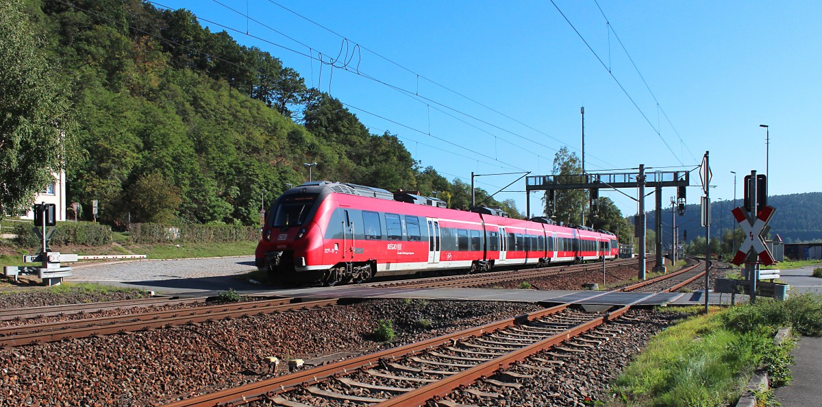 442 304 durchfährt am 28.09.2015, als RE 4985 (Jena Saalbf - Nürnberg Hbf), den Bahnhof von Orlamünde. 