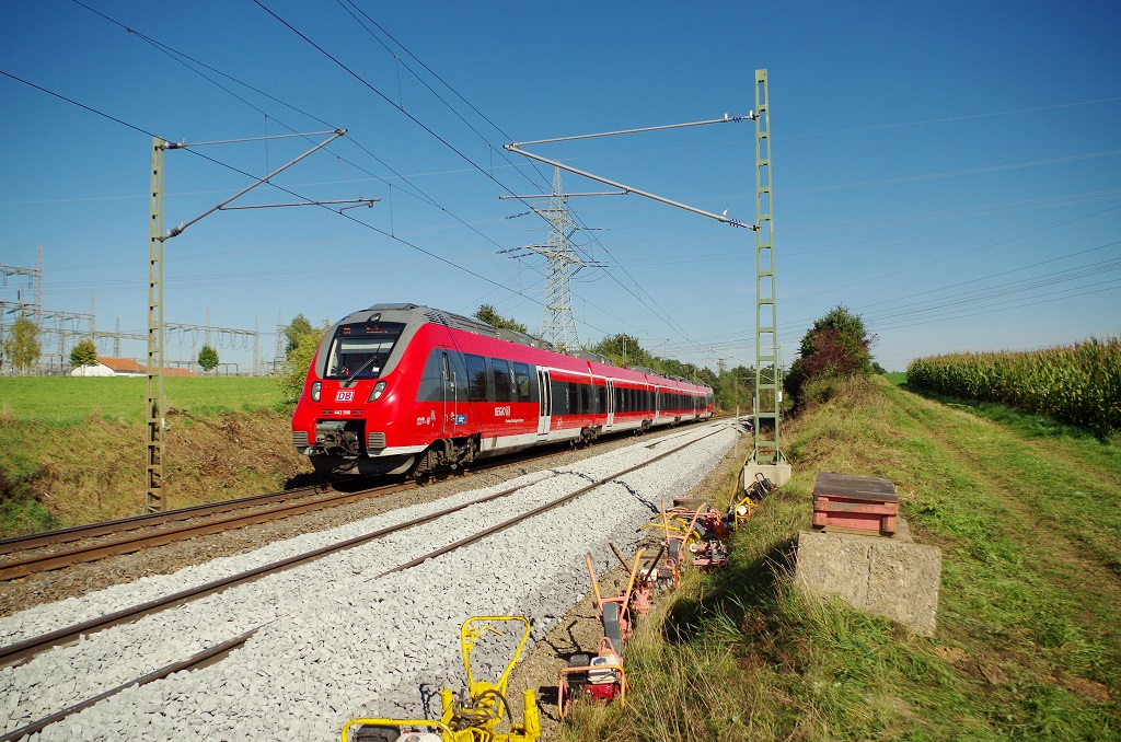 442 306 ist am 28.09.2013 bei Redwitz als Regionalbahn nach Bamberg unterwegs. 