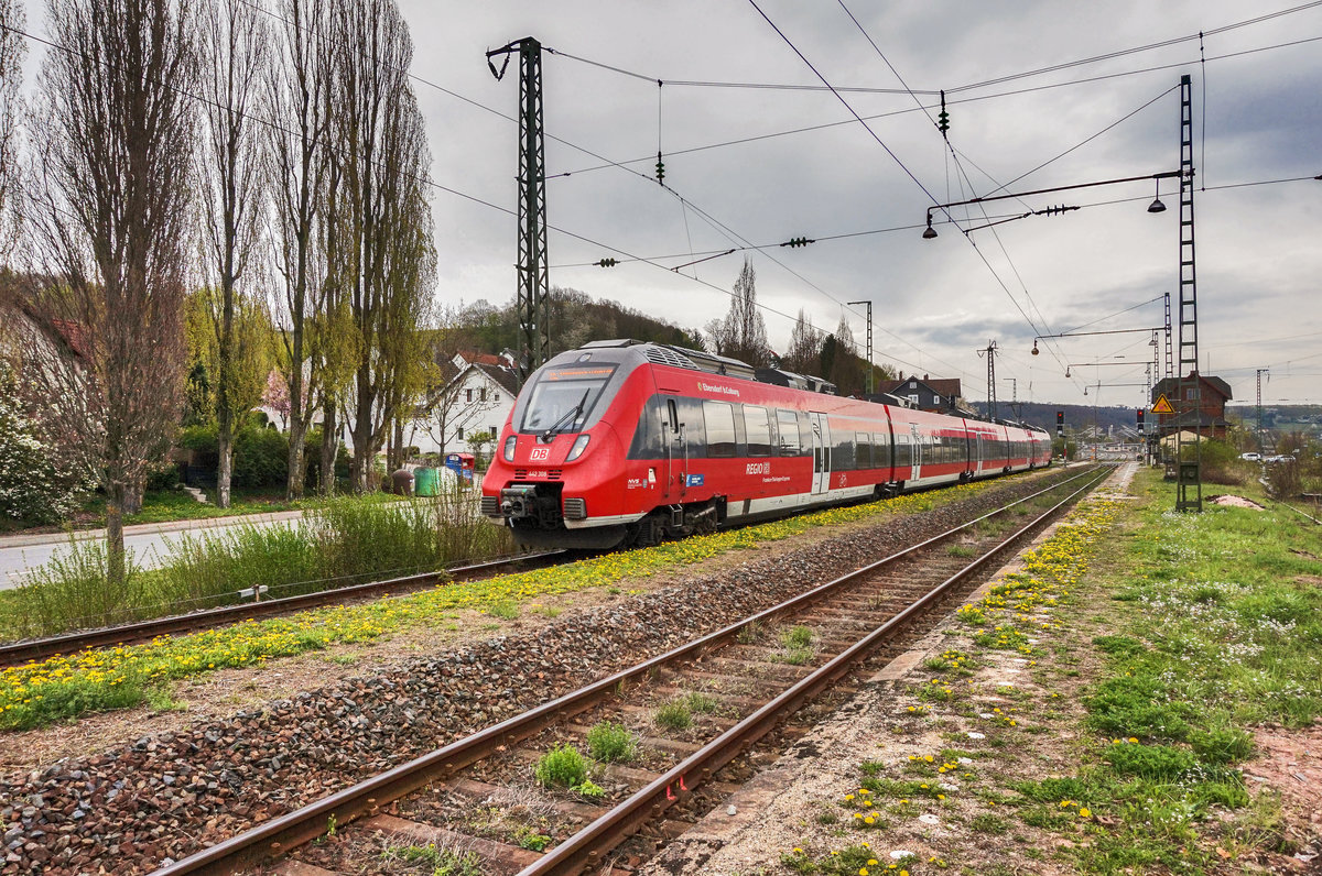 442 308 durchfährt als RE 4806 (Nürnberg Hbf - Sonneberg (Thür) Hbf) den Bahnhof Creidlitz.
Aufgenommen am 12.4.2017.