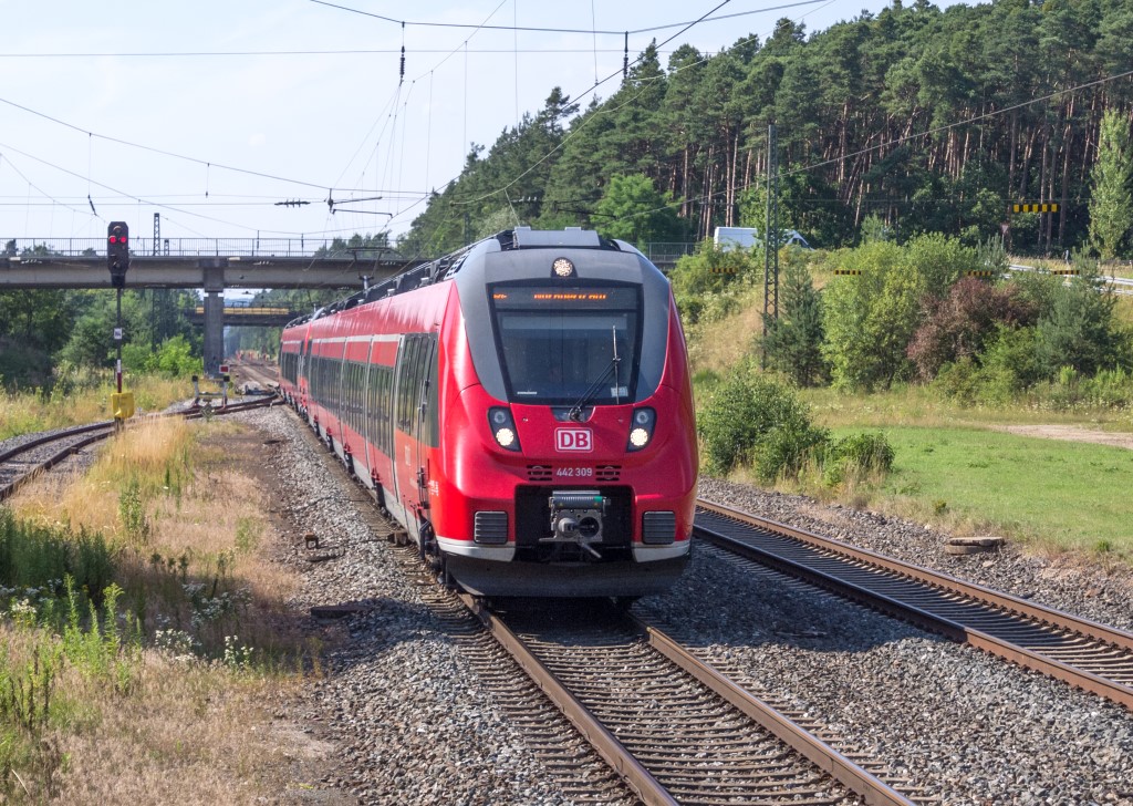 442 309 erreichte am 17.7.14 als S-Bahn zum knapp 100 km entfernten Hersbruck den Bahnhof Strullendorf. Links Ausfahrsignal und Schutzweiche für Gleis 3 von und nach Schlüsselfeld. 