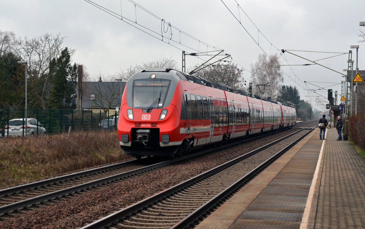 442 313 fuhr am 19.03.16 zusammen mit 442 115 auf dem RE 50 zwischen Dresden und Leipzig. Hier verlässt das Duo Glaubitz nach Dresden.
