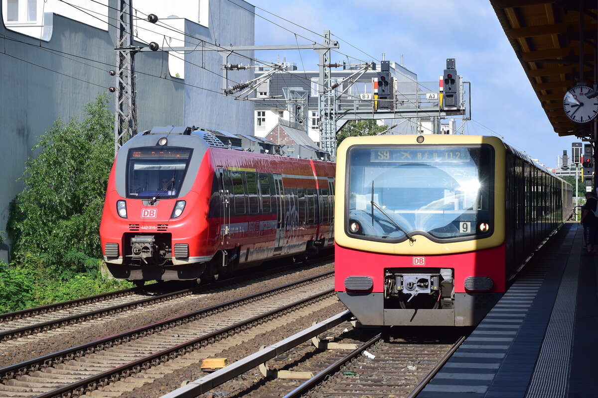 442 315 rauscht über die Stadtbahn in Richtung Hauptbahnhof während ein Zug der Baureihe 481 als S9 in Savignyplatz einfährt.

Berlin 22.07.2023