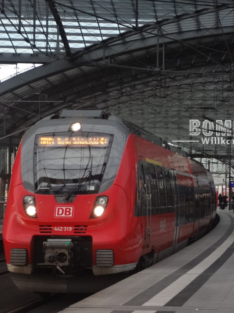 442 319 als RB14 zum Flughafen Schnefeld steht im Berliner Hauptbahnhof. (Herbst 2013)