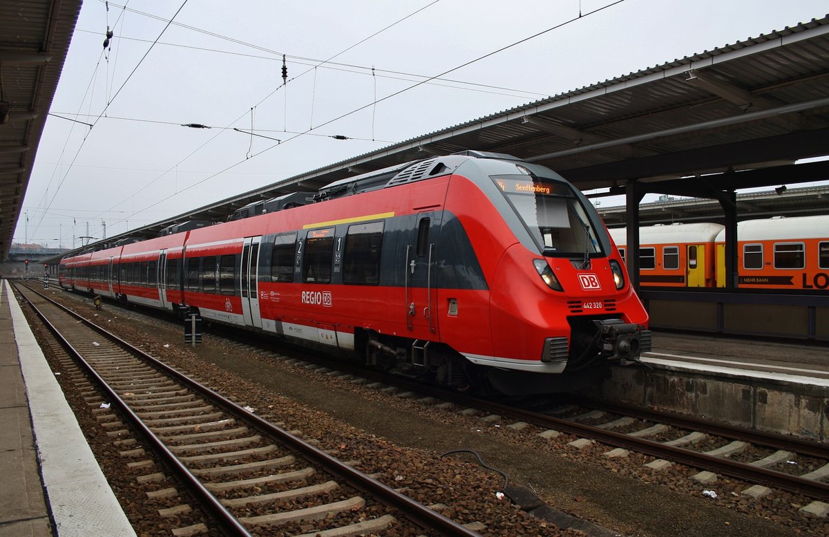 442 320-8 wartet am 17.12.2016 als RB24 (RB18360) von Berlin Lichtenberg nach Senftenberg im Startbahnhof auf Abfahrt.