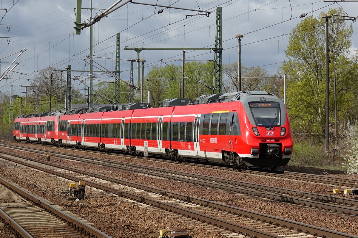 442 322 als RE 7 (Wünsdorf Waldstadt nach Dessau Hbf.) bei der Einfahrt in Berlin Schönefeld Flughafen. Der hintere dreiteilige Teil (422 632) fährt nur bis Berlin Wannsee mit. (13.04.2017)