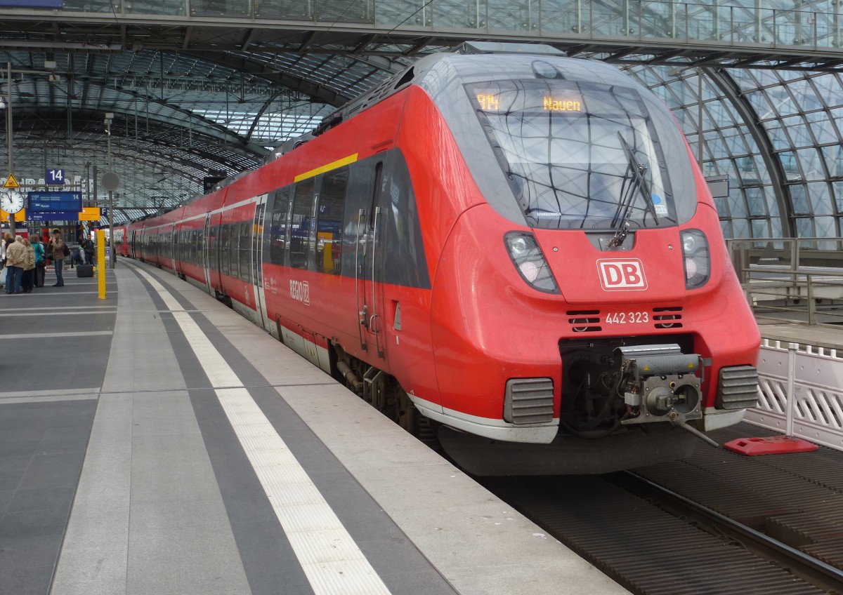 442 323 steht hier als RB 14 nach Nauen im Berliner Hbf.
Aufgenommen am 03.09.2014.