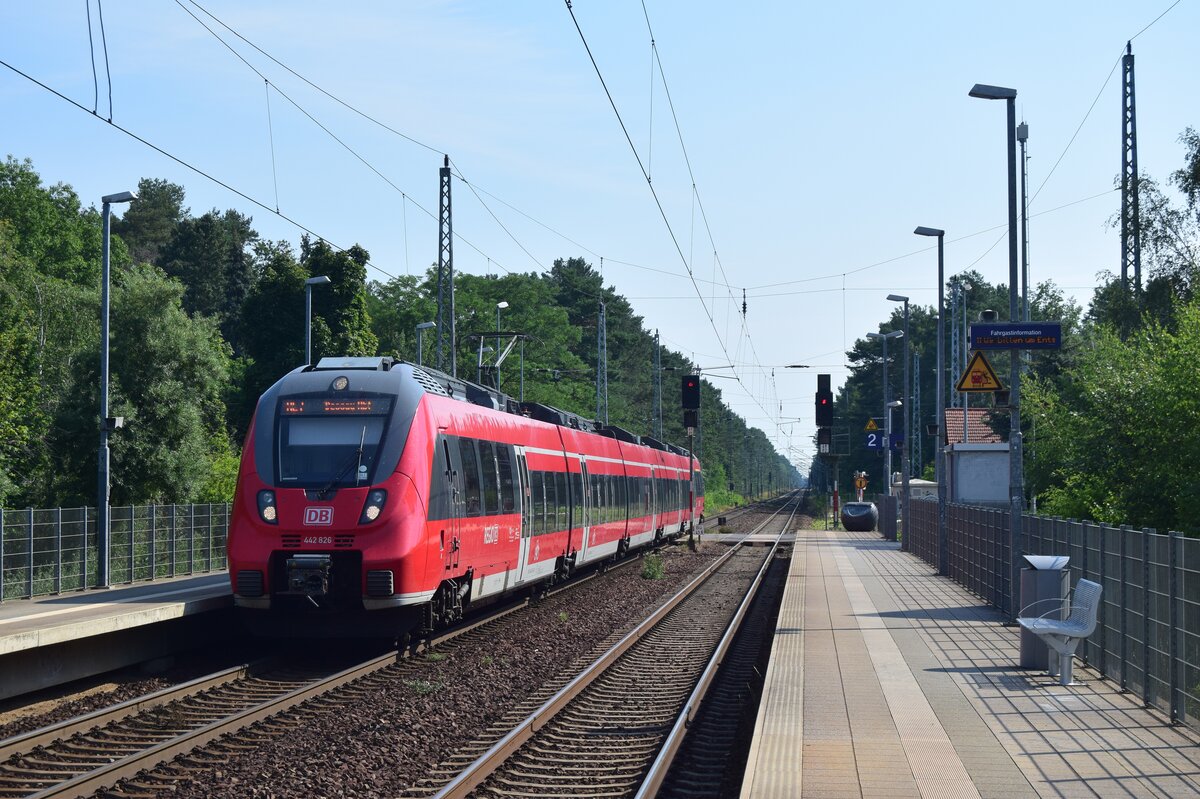 442 326 erreicht den Bahnhof Borkheide als RE7 nach Dessau.

Borkheide 19.07.2020