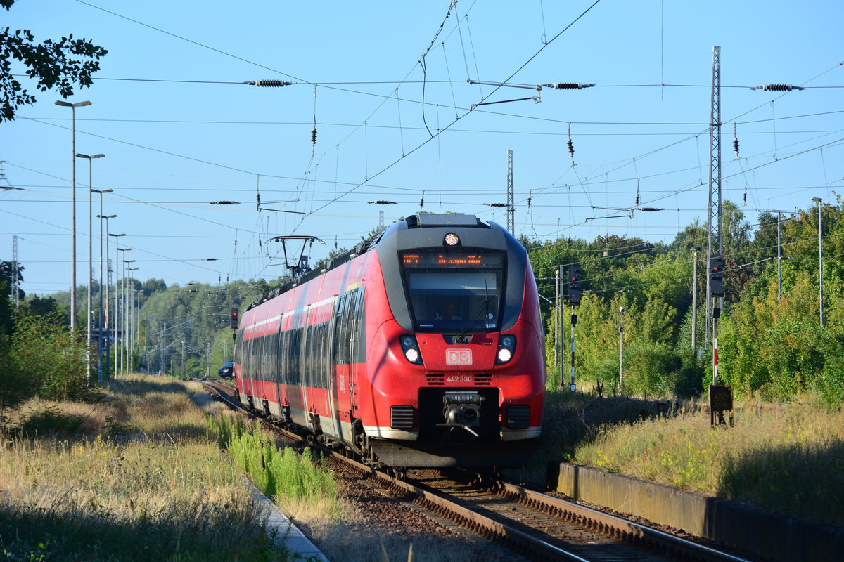 442 330 Dessau Roßlau rollt als RE7 in Zossen ein.

Zossen 26.07.2018