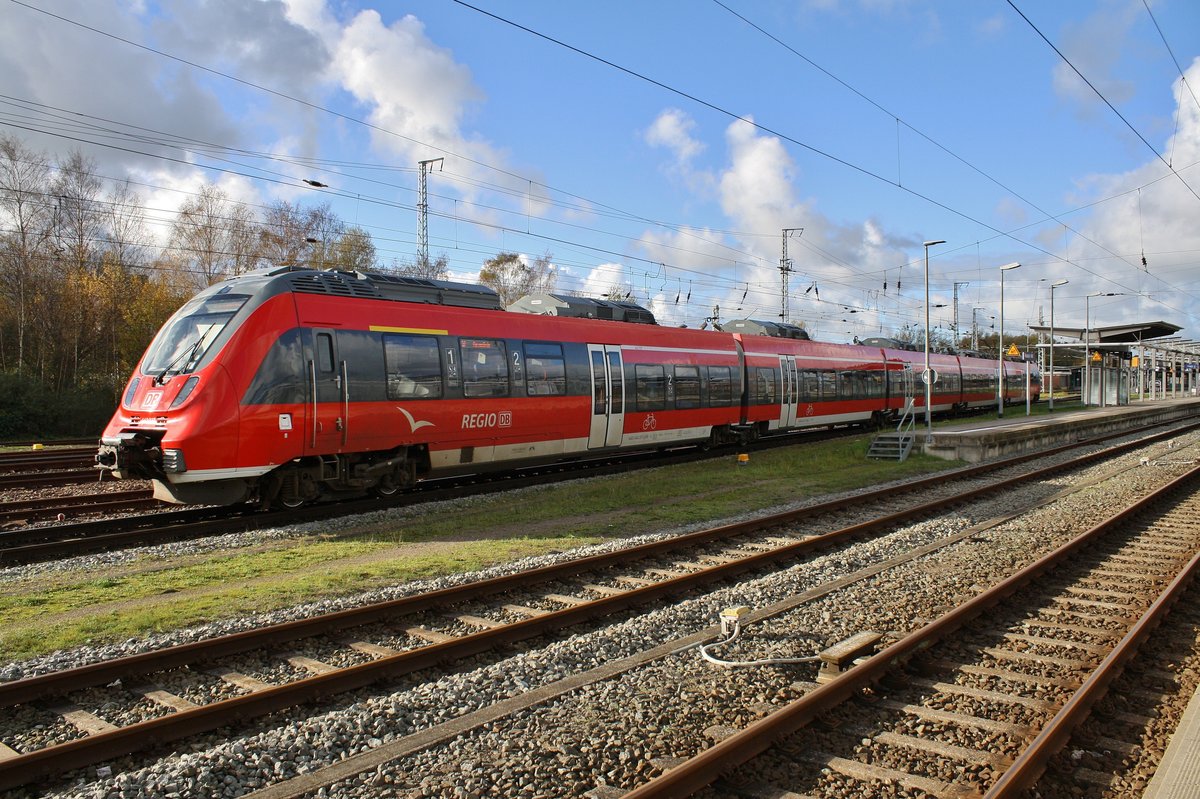 442 337-2 wird am 6.11.2017 als S1 nach Warnemünde im Rostocker Hauptbahnhof bereitgestellt.