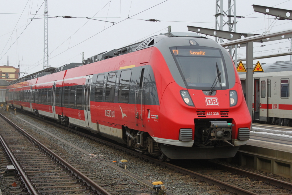 442 339 als RE9(RE 13011)von Rostock Hbf nach Sassnitz kurz vor der Ausfahrt im Rostocker Hbf.24.01.2016
