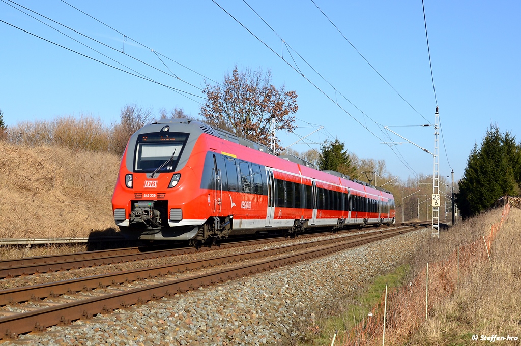 442 339 als S2 auf dem Weg nach Güstrow. Aufgeommen am 23.02.14 kurz hinter Papendorf.