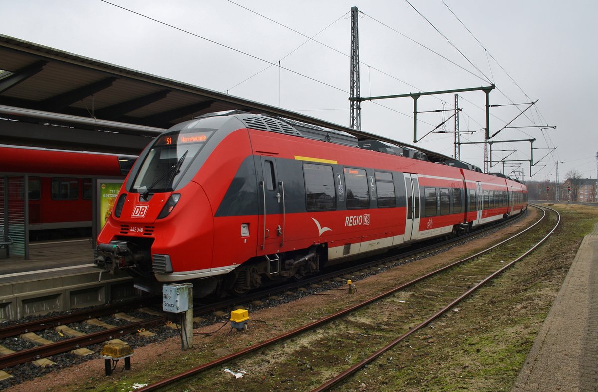 442 340-6 steht am 5.2.2017 als S1 nach Warnemünde im Rostocker Hauptbahnhof.