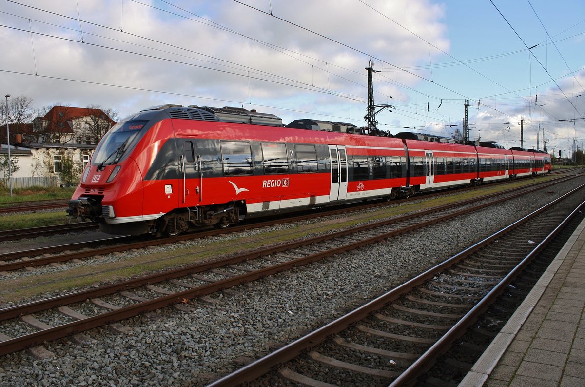 442 341-3 wird am 2.11.2017 als S1 nach Warnemünde im Rostocker Hauptbahnhof bereitgestellt.