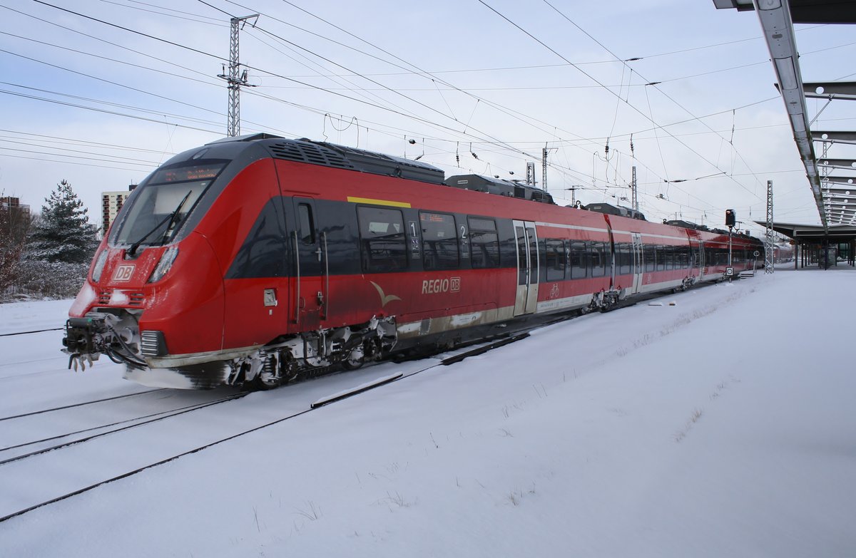 442 341-4 verlässt am 27.2.2018 als RE1 (RE78958) nach Bad Kleinen den Rostocker Hauptbahnhof.