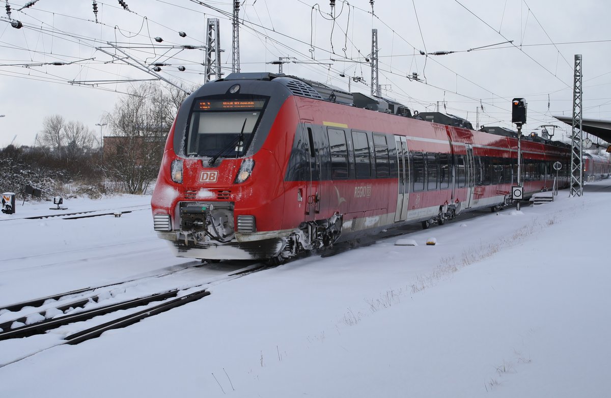 442 341-4 verlässt am 27.2.2018 als RE1 (RE78958) von Rostock Hauptbahnhof nach Bad Kleinen die Hansestadt.