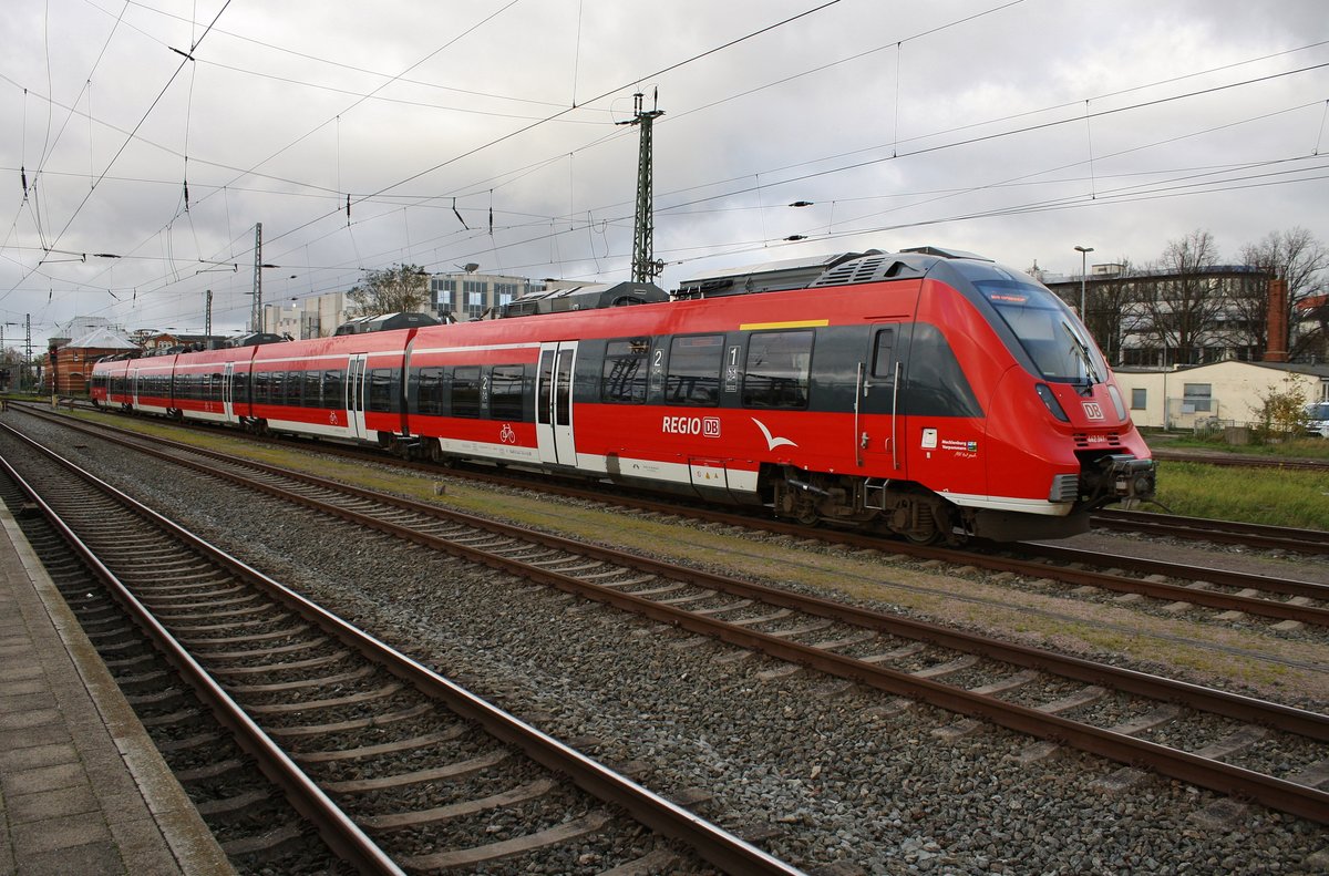 442 341-4 wird am 2.11.2017 als S1 nach Warnemünde im Rostocker Hauptbahnhof bereitgestellt.