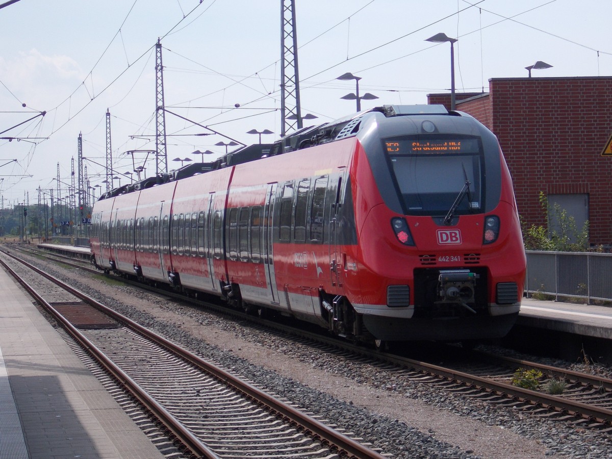 442 341 im Einsatz,am 02.August 2015,zwischen Binz und Stralsund.Hier beim Halt in Bergen/Rügen.