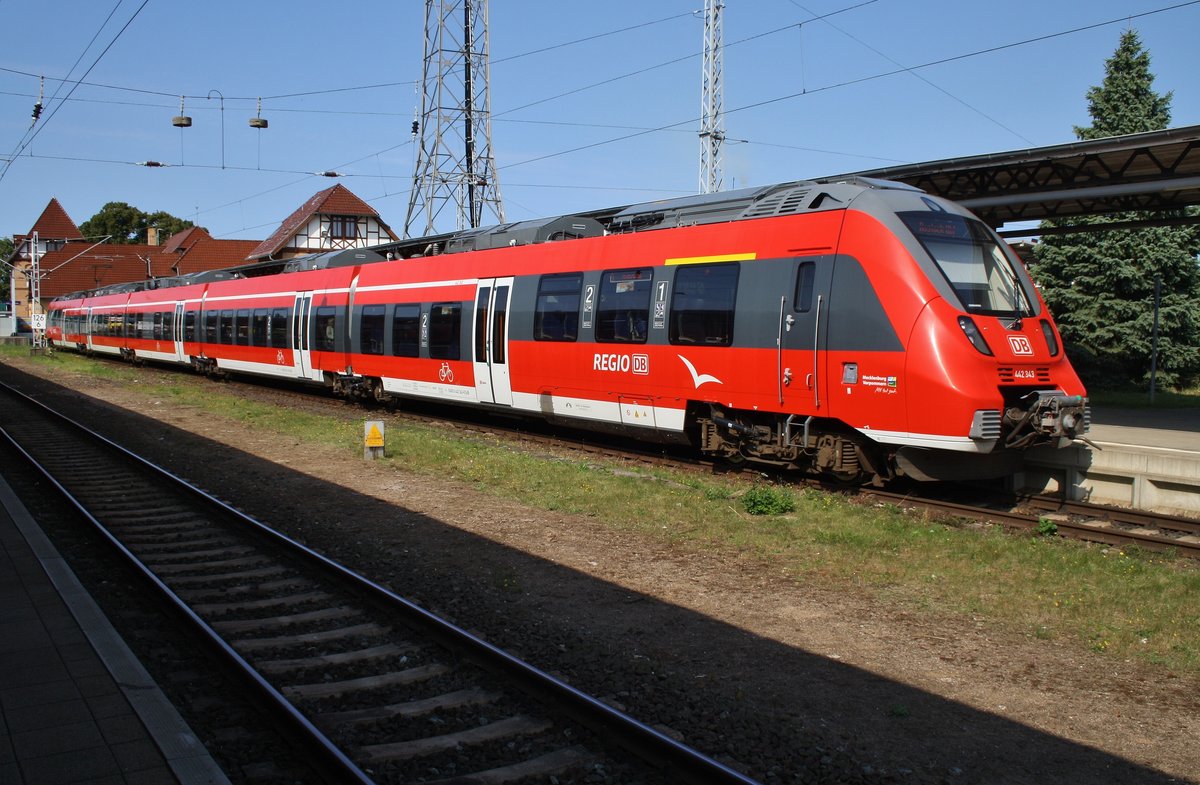 442 343-0 steht am 27.8.2016 als S1 nach Rostock Hauptbahnhof in Warnemünde.