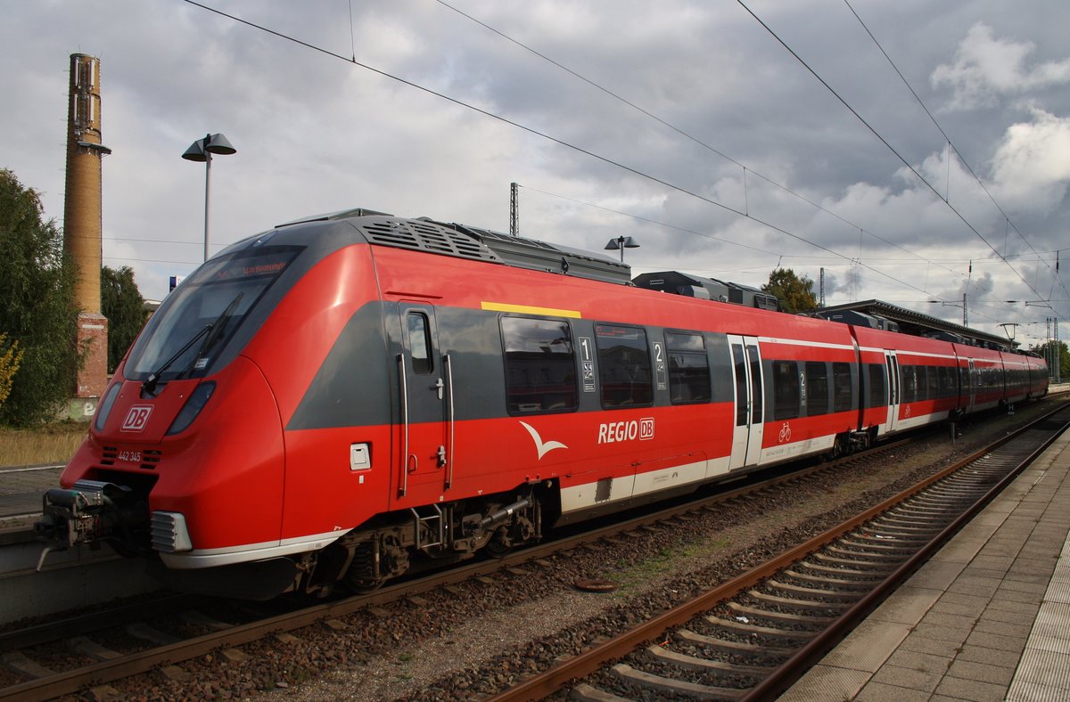 442 345-5 steht am 8.10.2016 als S2 von Güstrow nach Warnemünde bereit.