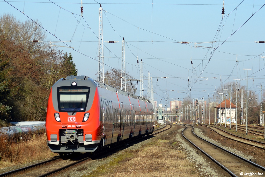 442 345 als S1 aus Warenmünde nach Rostock. Aufgenommen am 23.02.14 Rostock Bramow