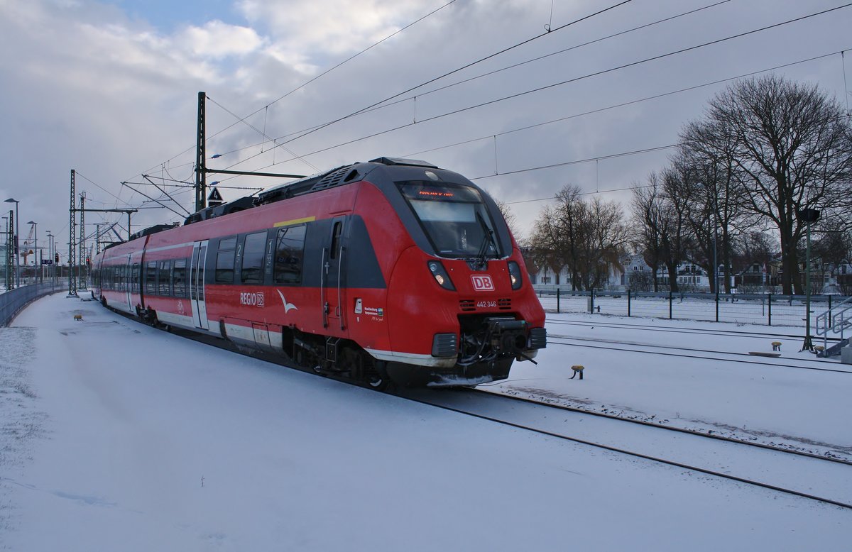 442 346-3 fährt am 10.02.2021 als S1 von Rostock Hauptbahnhof in Warnemünde ein. 